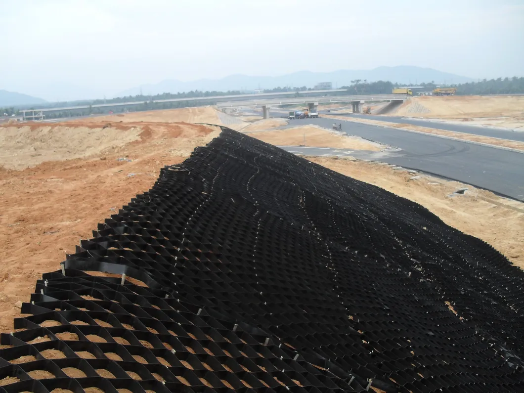 Được kết cấu với lỗ HDPE Geocell Hệ thống giam giữ tế bào cao Honeycomb HDPE Geocell cho đường nền tảng Bảo vệ sườn bãi đậu xe Đường cống 8
