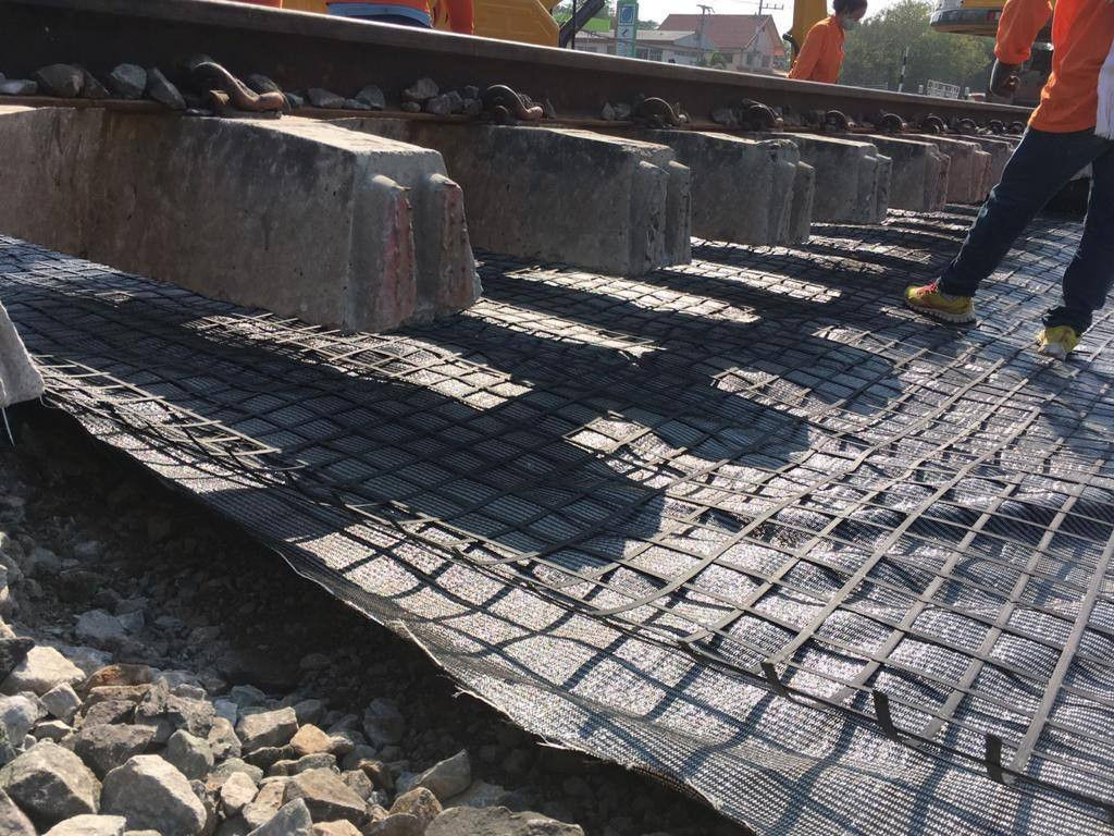 Đối với gia cố đường sắt đường bộ Giá lưới địa lý đường lái xe thấp Lưới polyester dọc hai trục PET vải địa kỹ thuật dệt kim