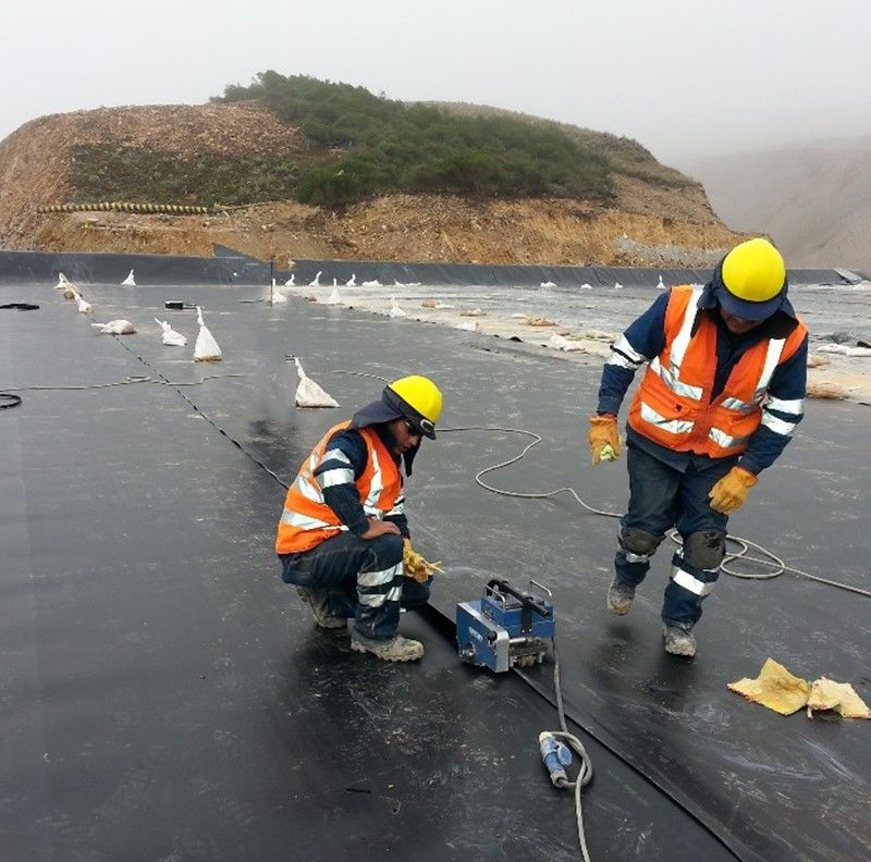 Màng địa kỹ thuật HDPE mật độ cao Màu đen Chống tia UV Lót ao bằng Polyethylene để chứa chất thải 1.5mm